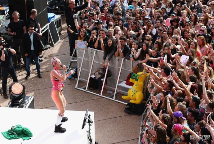 Майли Сайрус - откровенные сцены