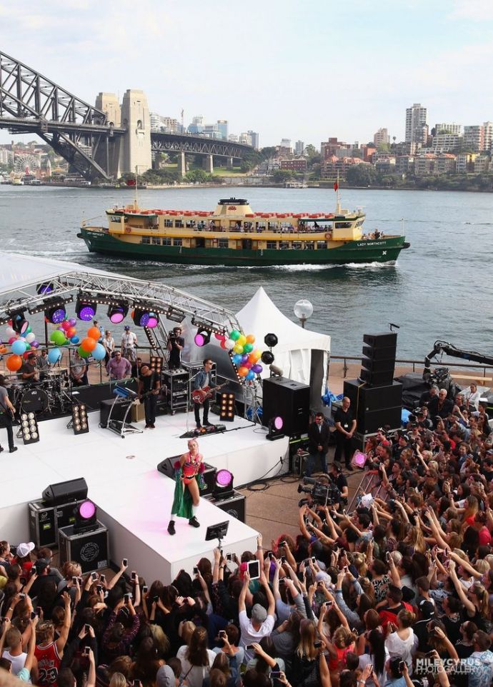 Майли Сайрус - откровенные сцены