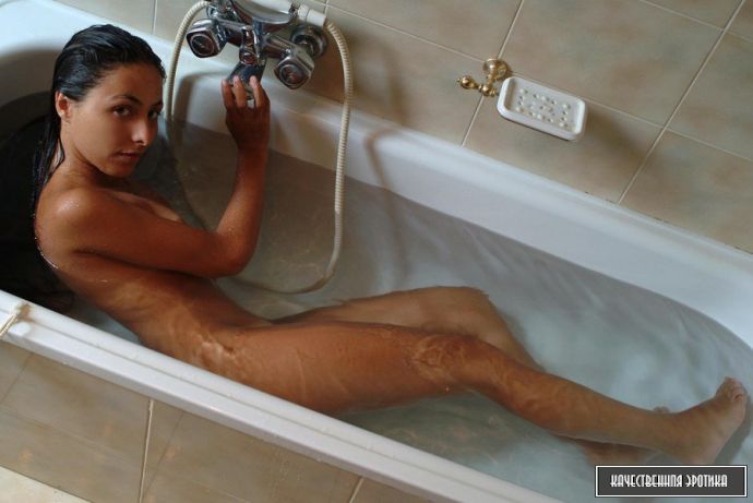 Мокрая малышка в ванной