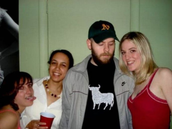 Мужики смотрят на дойки бабам