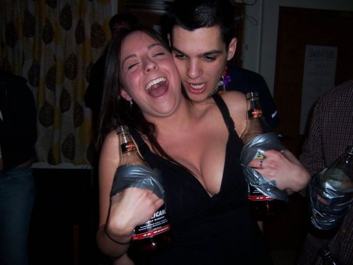 Мужики смотрят на дойки бабам