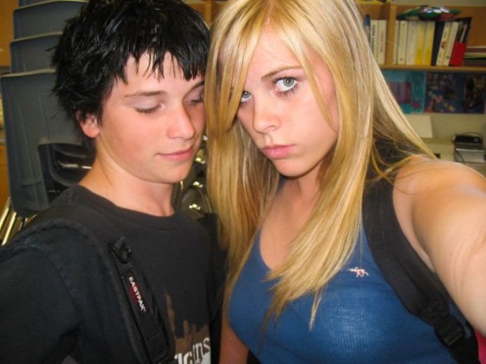 Мужики смотрят на дойки бабам