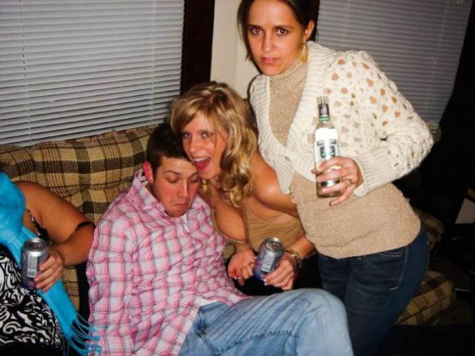 Мужики смотрят на дойки бабам