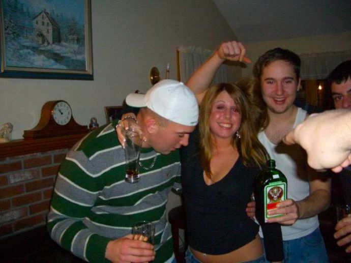 Мужики смотрят на дойки бабам