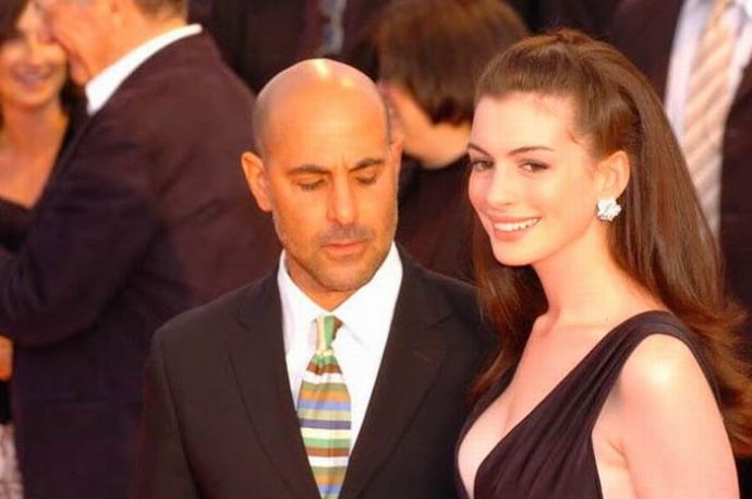 Мужики смотрят на дойки бабам