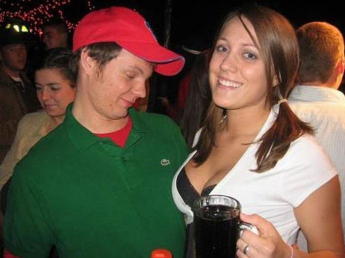 Мужики смотрят на дойки бабам