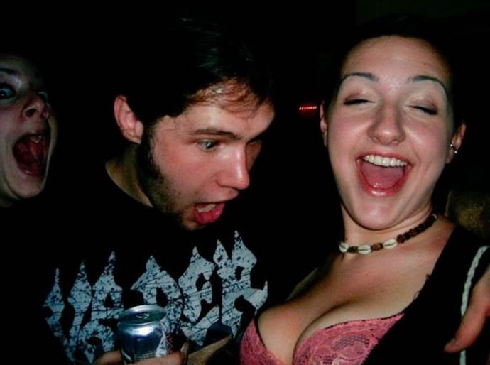 Мужики смотрят на дойки бабам