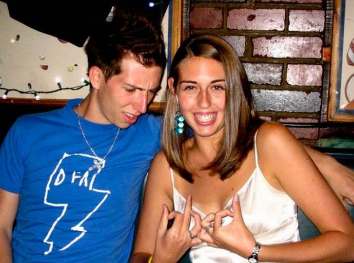 Мужики смотрят на дойки бабам