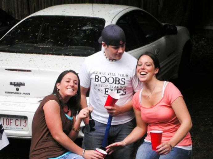 Мужики смотрят на дойки бабам