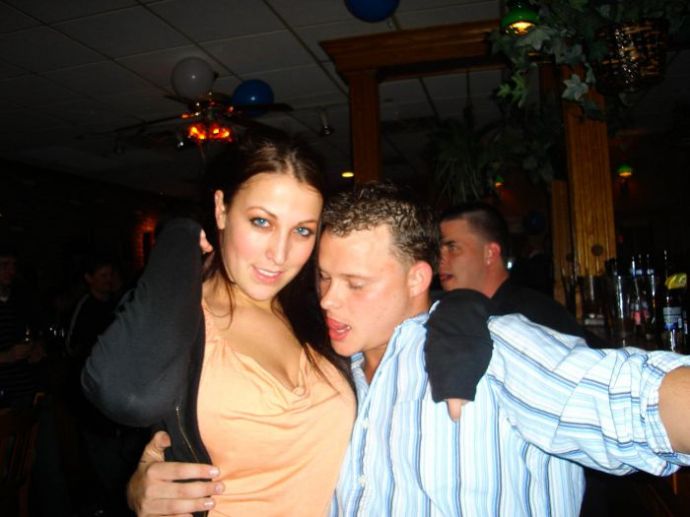 Мужики смотрят на дойки бабам