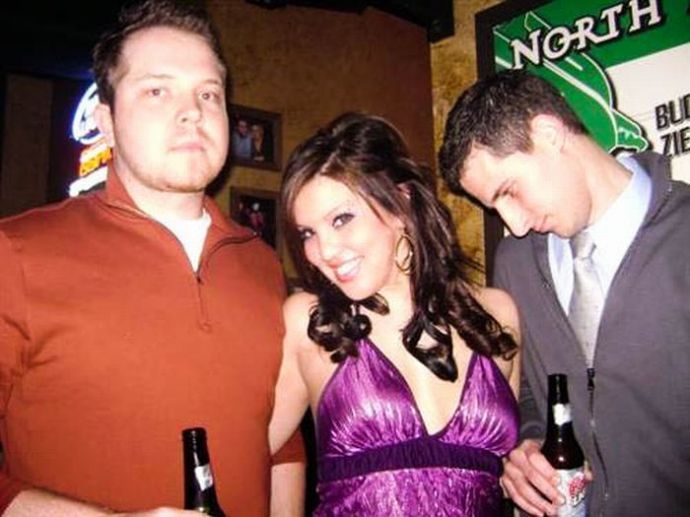 Мужики смотрят на дойки бабам