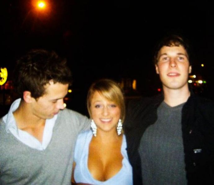 Мужики смотрят на дойки бабам