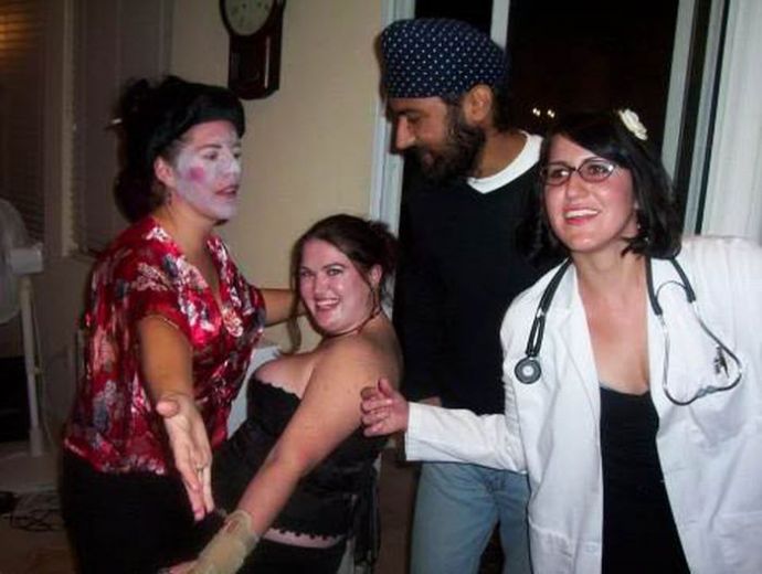 Мужики смотрят на дойки бабам