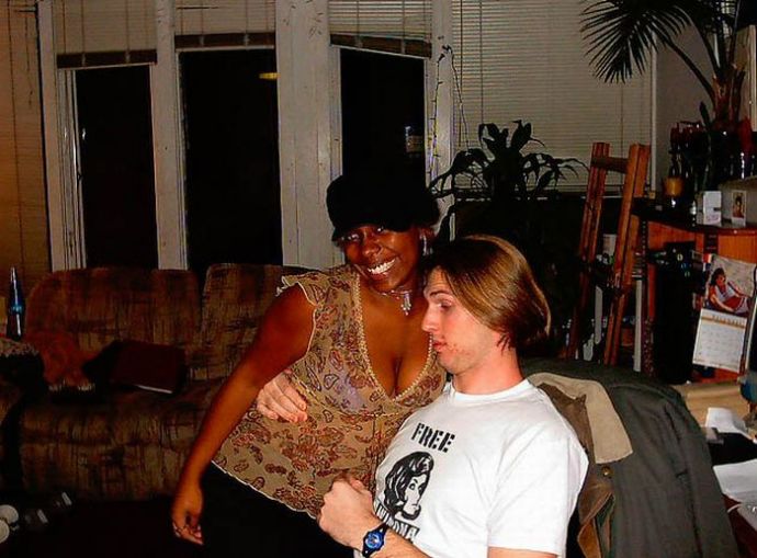 Мужики смотрят на дойки бабам