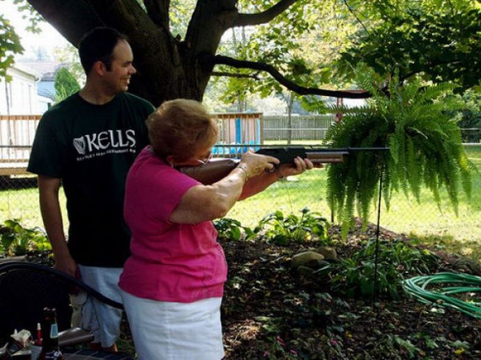 Пожилые дамы и оружие