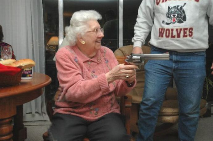 Пожилые дамы и оружие