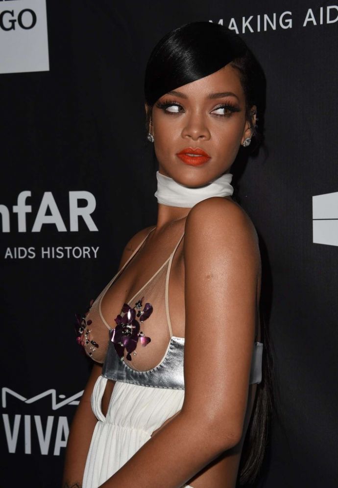 Рианна и Майли Сайрус в откровенных нарядах