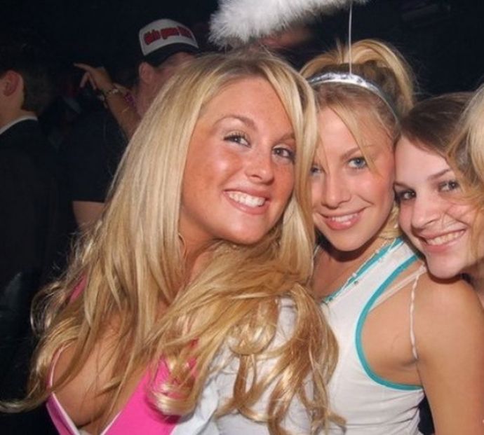 Симпатичные девушки празднуют Хэллоуин