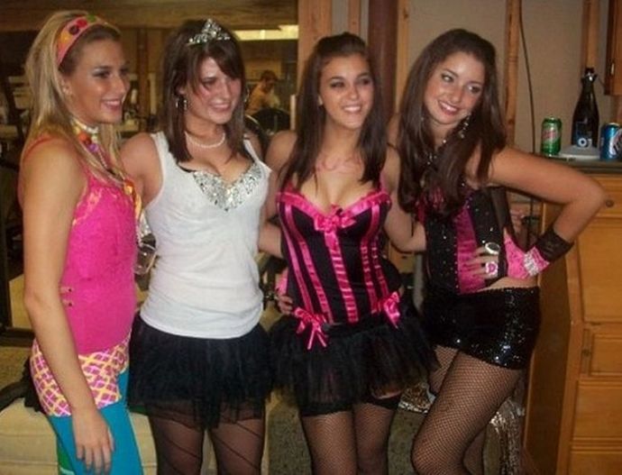 Симпатичные девушки празднуют Хэллоуин