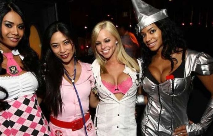 Симпатичные девушки празднуют Хэллоуин