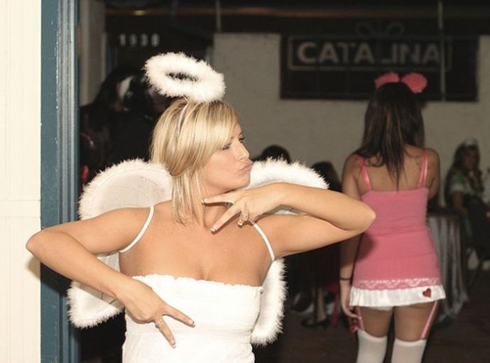 Симпатичные девушки празднуют Хэллоуин