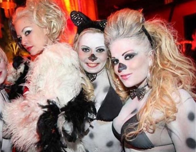 Симпатичные девушки празднуют Хэллоуин