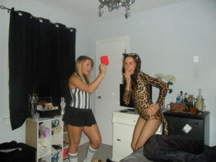 Симпатичные девушки празднуют Хэллоуин