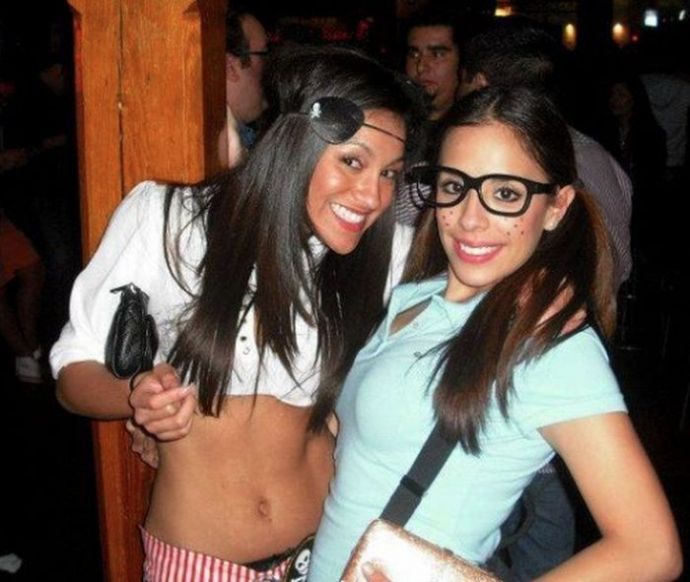 Симпатичные девушки празднуют Хэллоуин