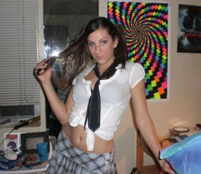 Симпатичные девушки празднуют Хэллоуин