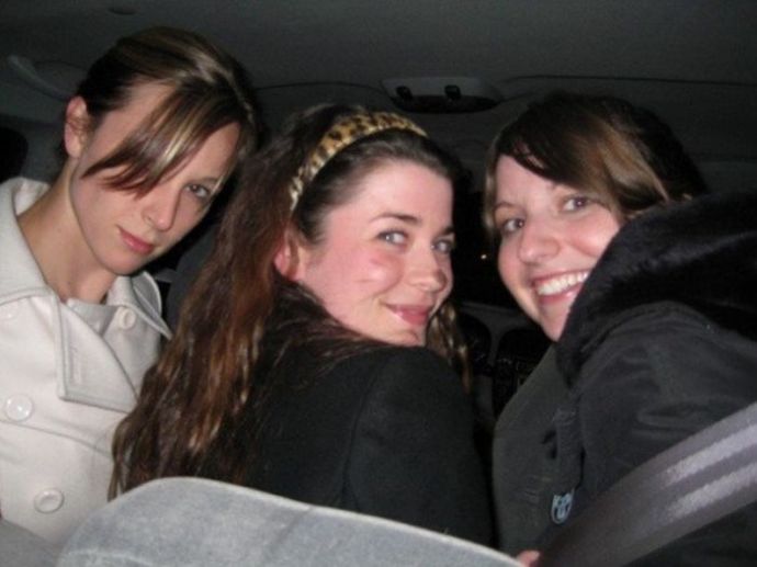 Симпатичные девушки празднуют Хэллоуин