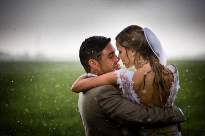 Свадебные фото молодожен в дождь