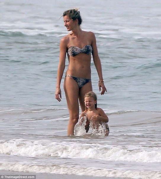 Жизель Бюндхен с сестрой Рафаэлой и детьми на отдыхе