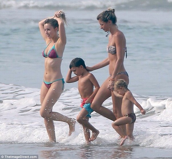 Жизель Бюндхен с сестрой Рафаэлой и детьми на отдыхе