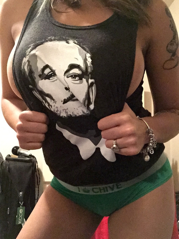 Без лифчиков (эротика)