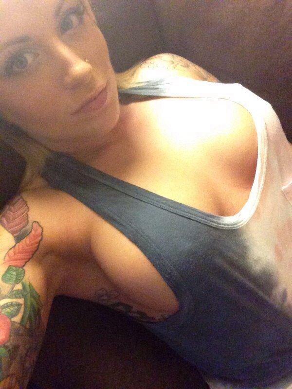 Без лифчиков (эротика)