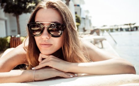 Девушки-красотки. Очень обаятельные.