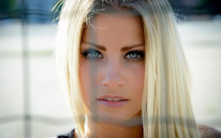 Девушки-красотки. Очень обаятельные.