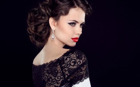 Девушки-красотки. Очень обаятельные.