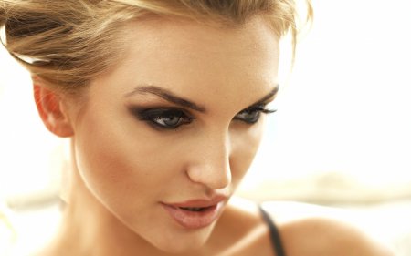 Девушки-красотки. Очень обаятельные.