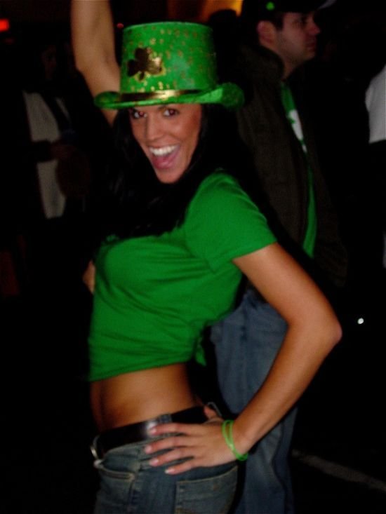 Девушки отмечают День Св. Патрика