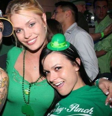 Девушки отмечают День Св. Патрика