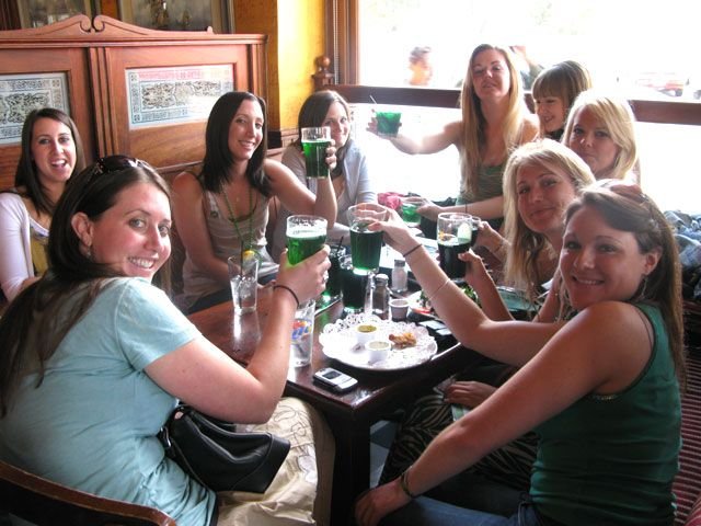 Девушки отмечают День Св. Патрика