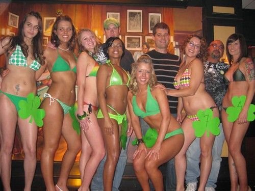 Девушки отмечают День Св. Патрика