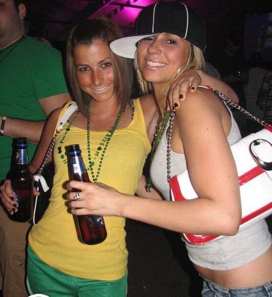 Девушки отмечают День Св. Патрика