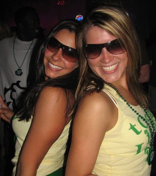 Девушки отмечают День Св. Патрика