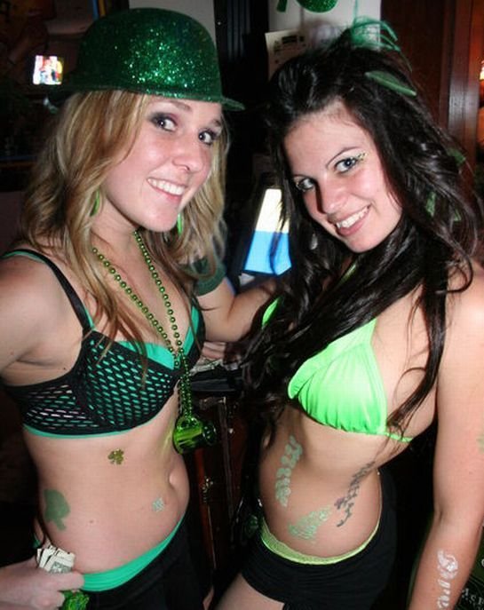 Девушки отмечают День Св. Патрика