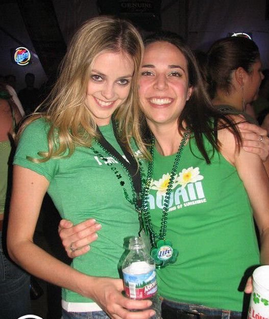 Девушки отмечают День Св. Патрика