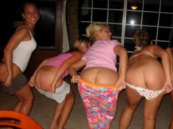 Девушки развлекаются