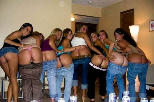 Девушки развлекаются