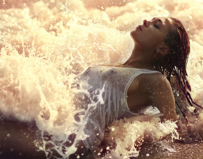 Девушки в мокрой одежде (эротика)